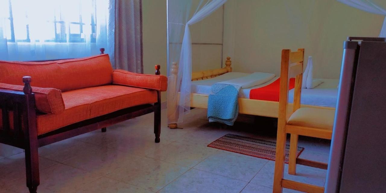 La Feve Beach Bed And Breakfast Entebbe Ентеббе Екстер'єр фото
